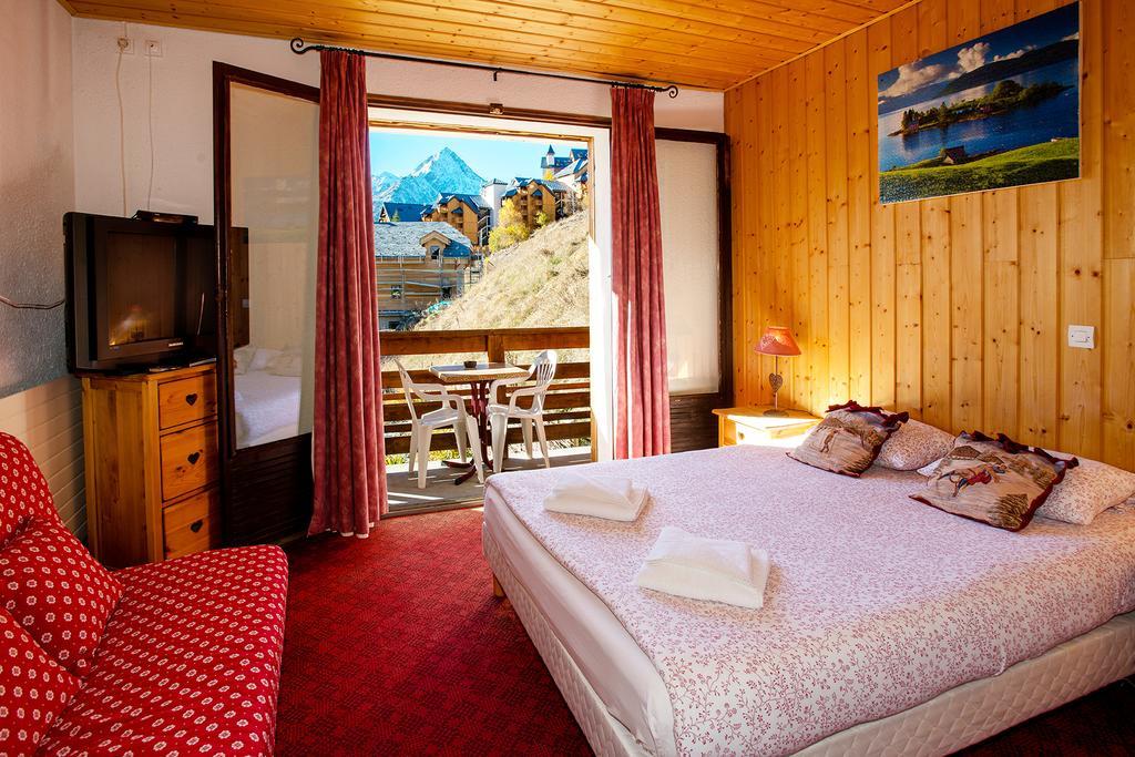 Hotel Le Cairn لو دوز آلب الغرفة الصورة