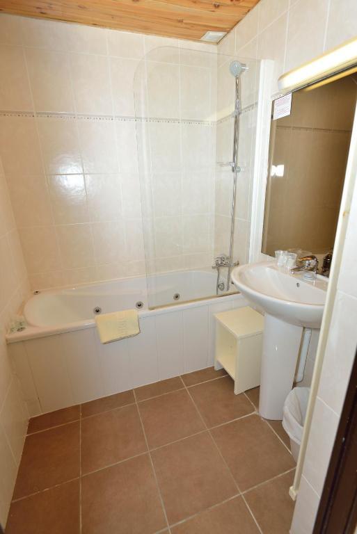 Hotel Le Cairn لو دوز آلب الغرفة الصورة